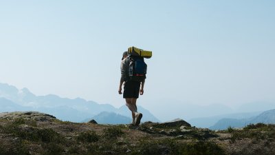 Rucking is de fitnesstrend die mannen bij het leger vandaan pikken